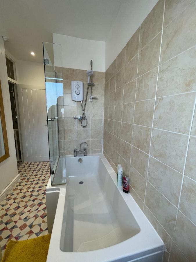 Nottingham Home Stay Bagian luar foto